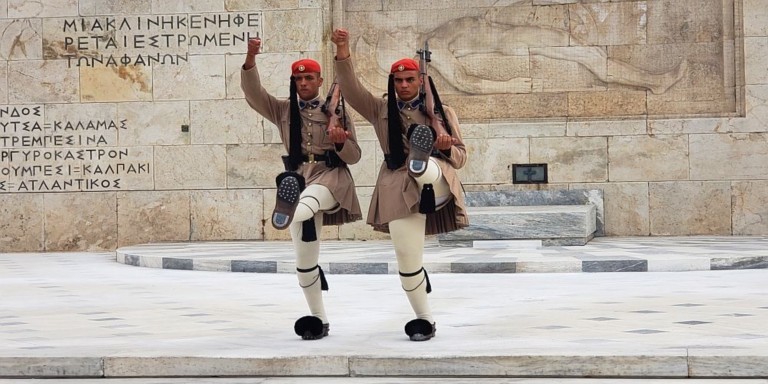 Cérémonie de la relève de la garde sur la place Syntagma