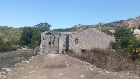 Village Old Perithia ruines a vendre
