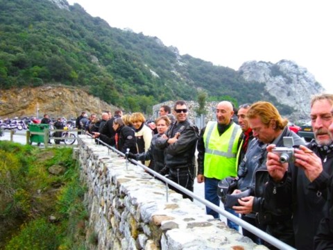 Léquipe du voyage admire le panorama.