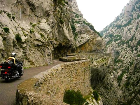 les routes sinueuses en Harley Davidson