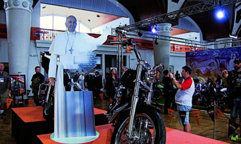 Le pape présent ou pas?