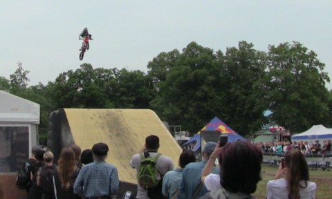 Acrobaties en deux roues et en vol