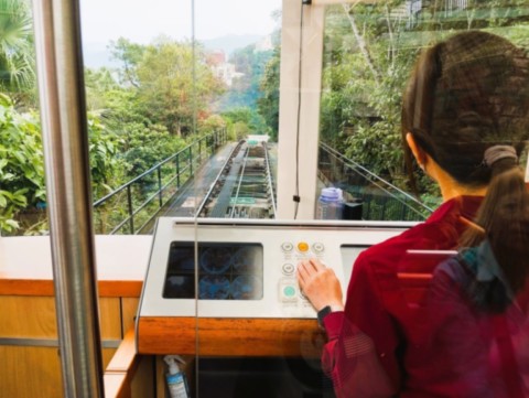 Jeune pilote du funiculaire de Victoria Peak