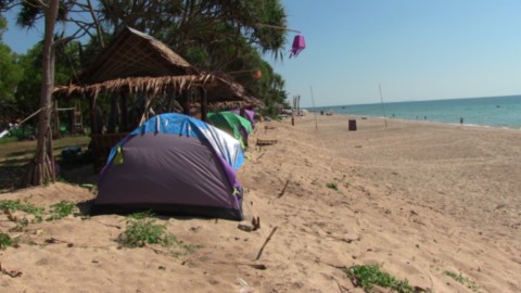 Campement étrange sur la plage