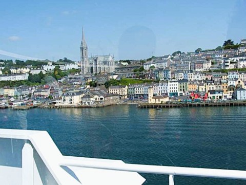 La ville de Cork à l'arrivée du ferry