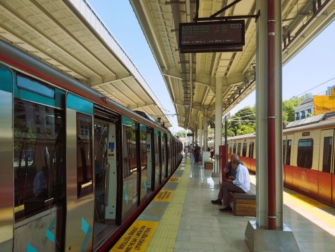 Métro et Train côte à côte.