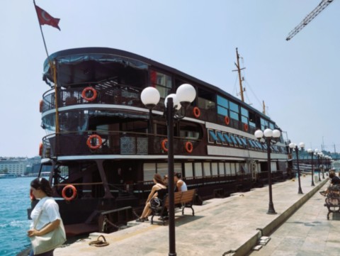 Bateau historique pour balades.