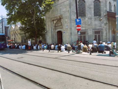 Prière devant une mosqué du centre
