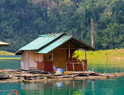 Maison de pêcheur flottante