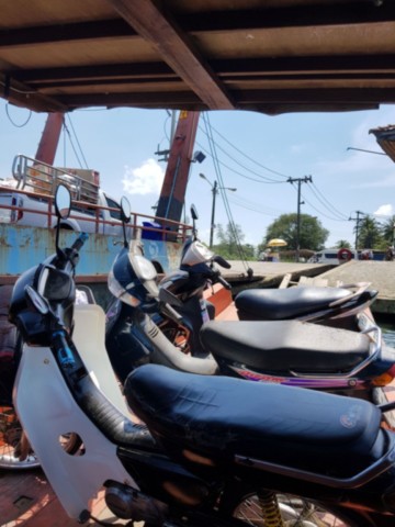 Traversées de scoot par barque