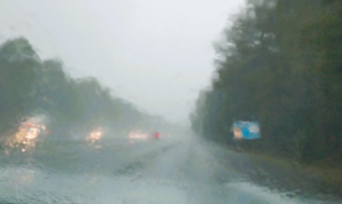 Route sous tornades d'eau.
