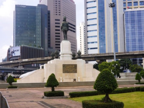 Statue du roi Rama VI à l'entrée