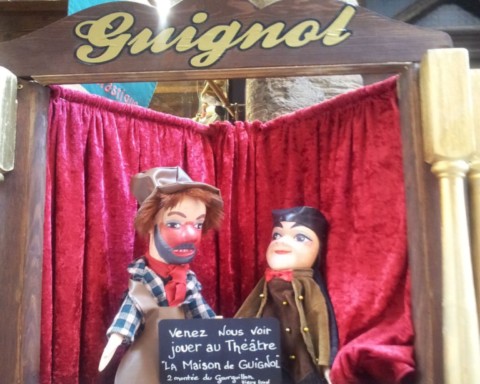 Guignol et sa marionnette