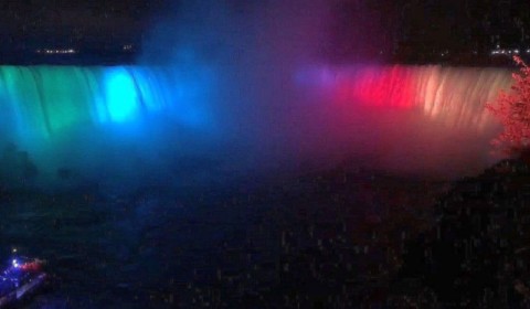 Vision grandiose des chutes la nuit