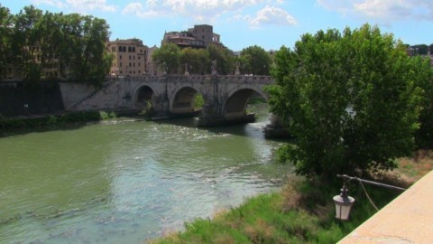 Le pont saint Ange sur le Tibre a Rome