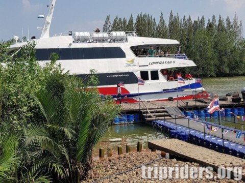 Ferry catamaran de traversée