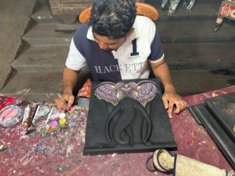 Artisan peintre au travail