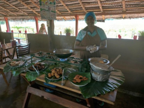 cuisinière qui s'affaire a nous faire plaisir