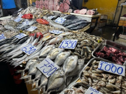 poissonnier avec ses prix en roupie