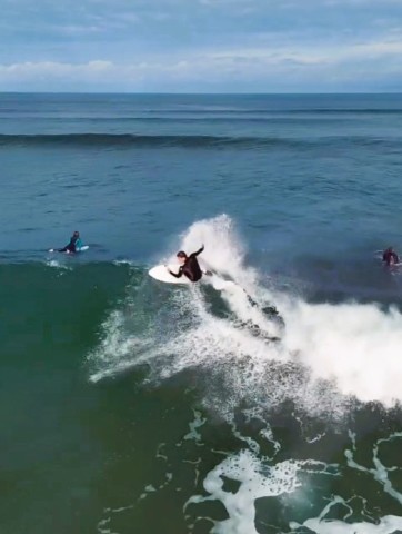 Noa au sommet des vagues