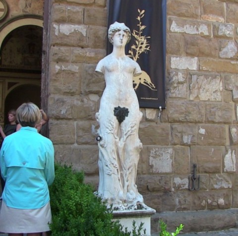 sculpture d'une femme